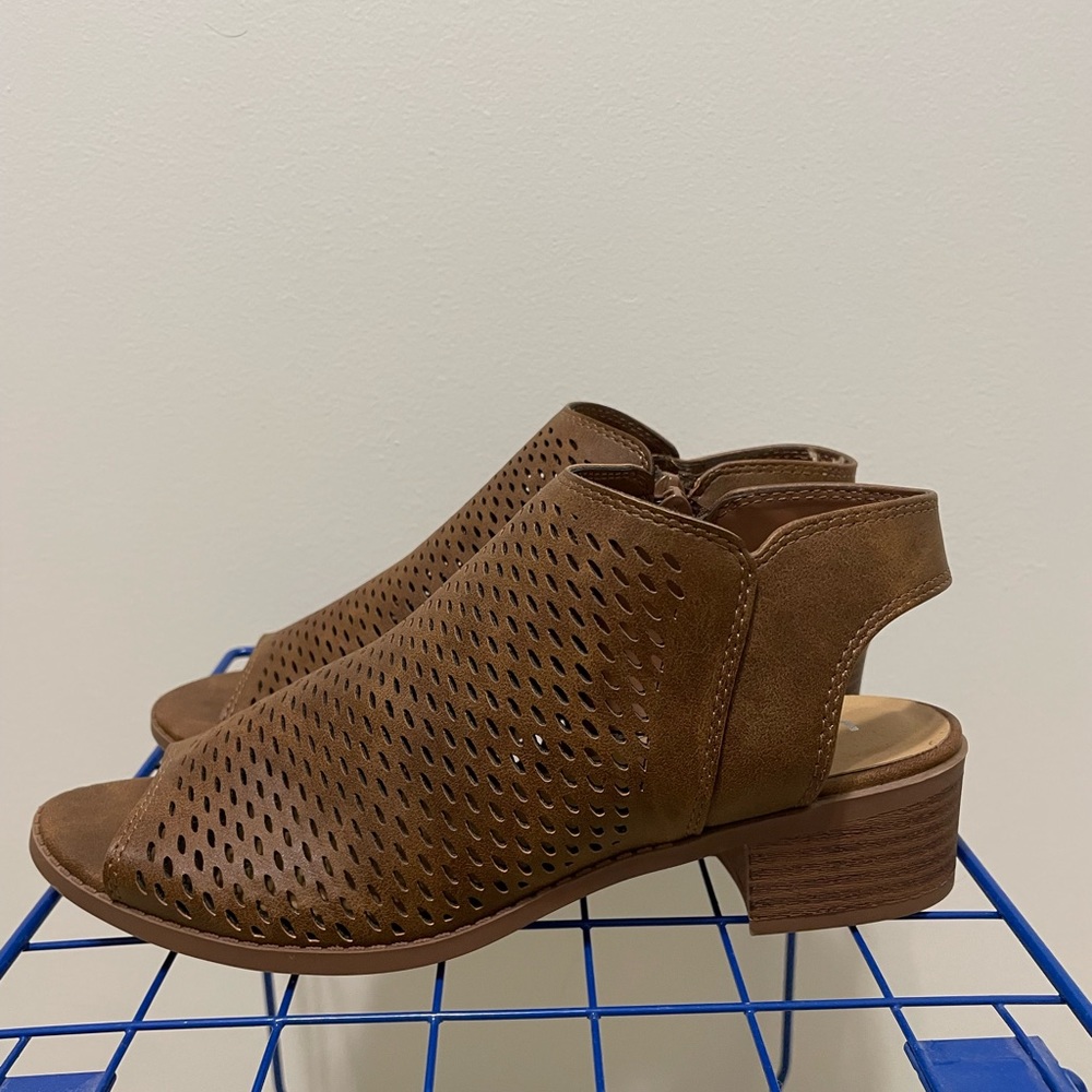 UNR8ED brown size 5 (fits like 7.5) low heeled enclosed shoes.